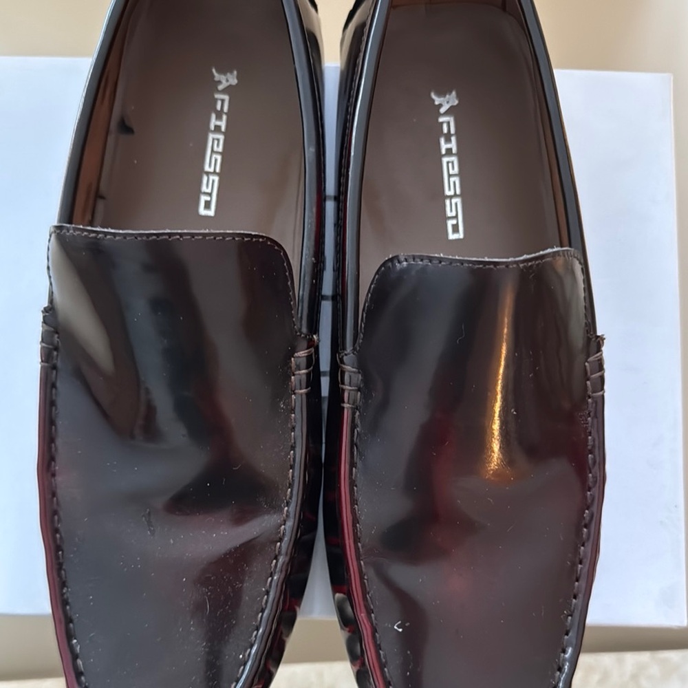 Black Leather Slip-On Loafers with Sleek Design